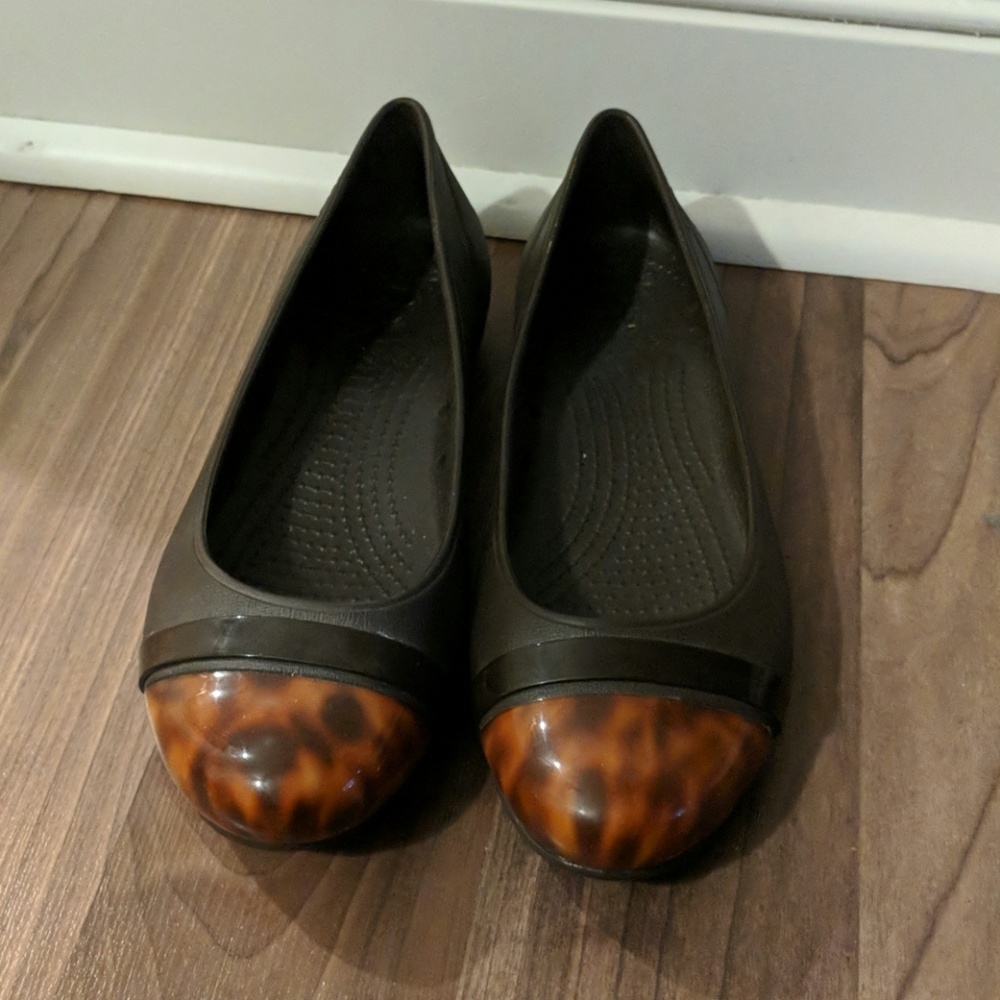 Brown and tortoise flats